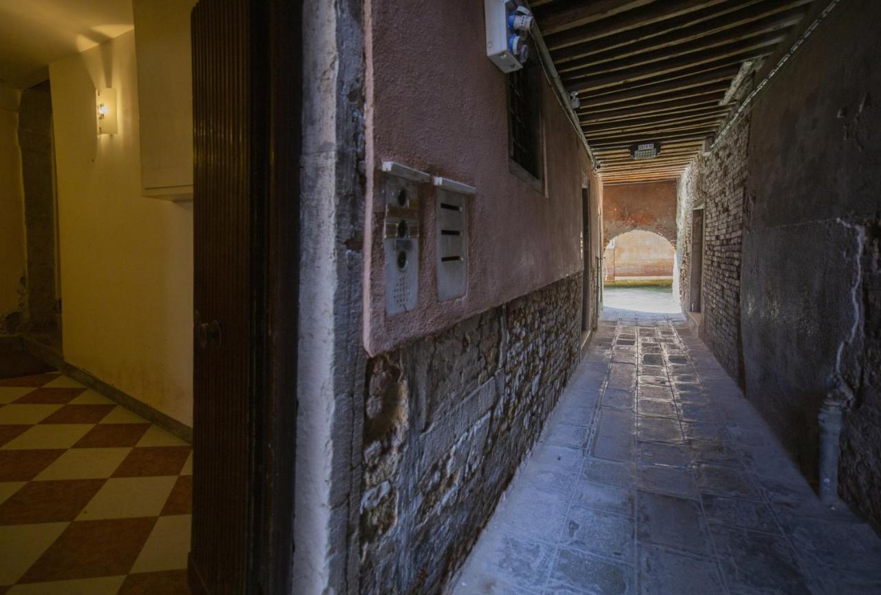 Ca Della Luna Venexiana, Vicino Biennale *